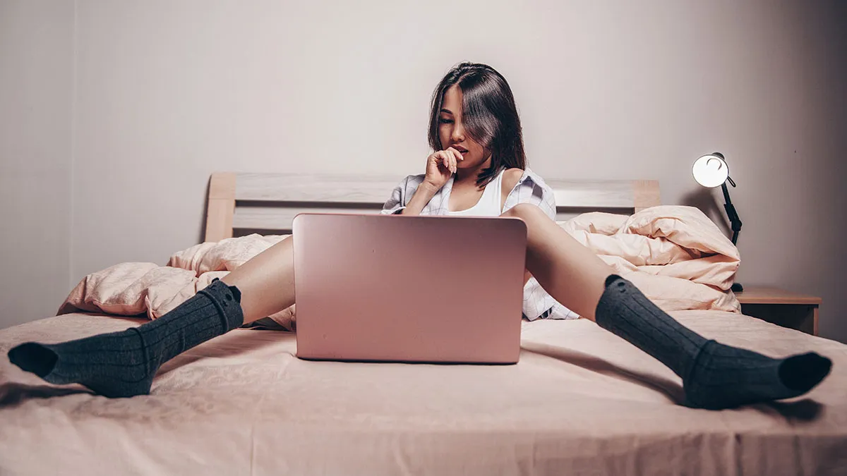 cam model with laptop